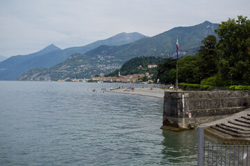 Obraz premium summer landscape of lake como with boat and tourists