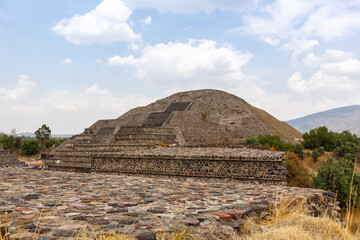Fototapeta na wymiar Pirámide de la Luna Pyramid of the Moon in the ancient city of Teotihuacan in Mexico