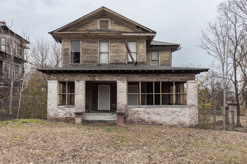 Two story house left abandoned in Birmingham neighborhood - obrazy, fototapety, plakaty