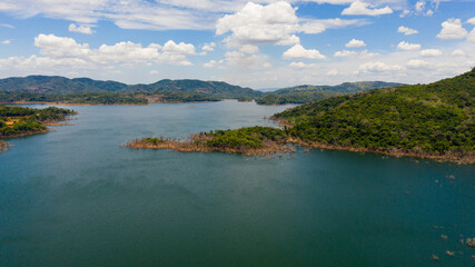 Obraz premium Lake among the mountains covered with jungle. Kalu Ganga Reservoir, Sri Lanka.