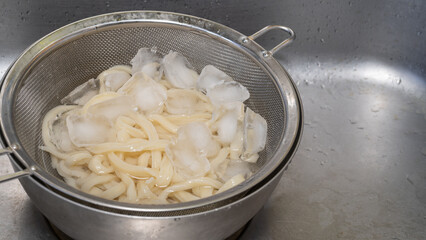 日本のうどん｜茹でたうどんを氷水で冷やす