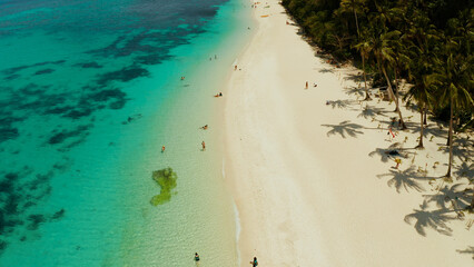 Tropischer weißer Sandstrand, in der Nähe der blauen Lagune und des Korallenriffs von oben, Boracay, Philippinen. Sandstrand mit Touristen. Sommer- und Reiseferienkonzept.