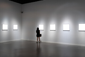 Obraz premium interior of gallery with blank frame