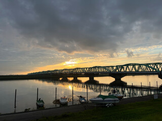 朝日が登る川と橋　Rivers and bridges where the rising sun rises