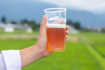 ビールを持つ男性の手元　beer