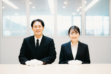 白手袋をつけた男女（鑑定士・質屋）
