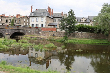 Fototapeta na wymiar La rivière l'Ander, ville de Saint Flour, département du Cantal, France