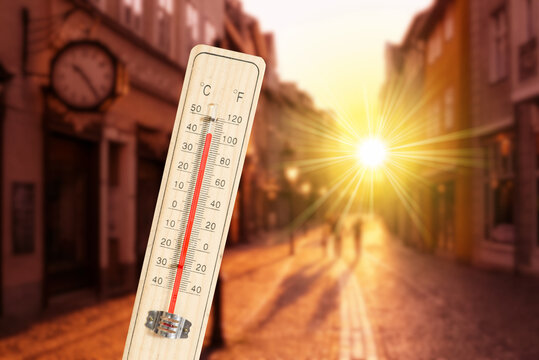 Ein Thermometer und Hitze in der Stadt