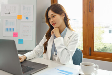 Successful business concept, Businesswoman resting chin on hand and thinking about new startup