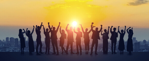 喜ぶ人々　ビジネスと成功　バナー・広告向け横長ビジュアル