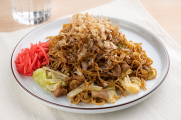 食卓のテーブルに並んだ手作りのソース焼きそば