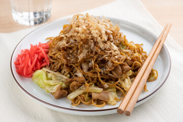 食卓のテーブルに並んだ手作りのソース焼きそば