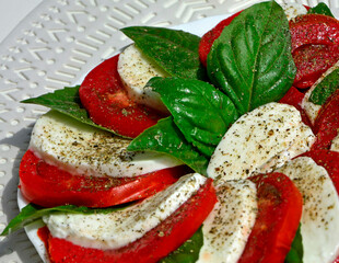 Sałatka Caprese , Włoska sałatka wegetariańska z pomidorami, serem mozzarella i bazylią. Caprese salad. Italian vegetarian salad with tomatoes, mozzarella cheese and basil.