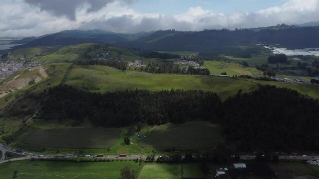 Cundinamarca - Colombia Bosque en valle 4K, sin edici&oacute;n 