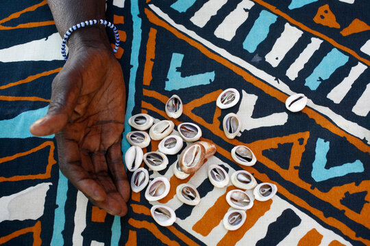 Fortune telling with cauri shells