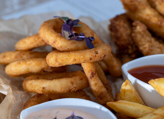 fried onion rings with other products in the cafe