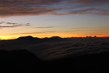 Obraz premium The atmosphere when the sun rises in the mountains