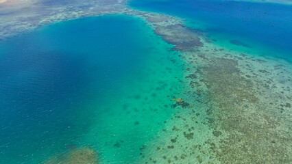 エメラルドブルーの珊瑚礁　空撮