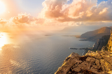 Obraz premium amazing panoramic view from a high rock to sunset or sunrise sea in evening or morning with coastline