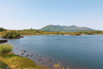 Fototapeta na wymiar lake and mountains in ireland