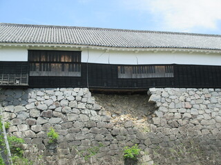 熊本地震から６年、未だ壊れたままのの熊本城の一部と石垣
