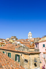 Obraz premium Capoliveri, Elba, Insel, Altstadt, Bergdorf, Kirche, Santa Maria, Assunta, Kirchturm, Häuser, Dächer, Aussichtspunkt, Sommer, Italien