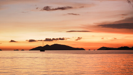 Fototapeta na wymiar sunset at sea, warm light.