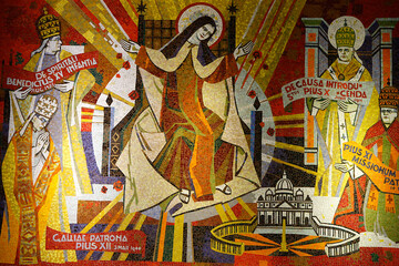 Mosaic in Sainte ThŽrse basilica : Sta Theresa and popes