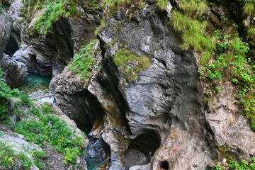 reißender Fluss durch die Klamm