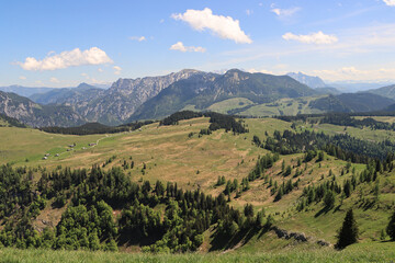 Obraz premium Zauberhafte Alpenlandschaft im Salzkammergut; Blick vom Wieslerhorn über die Postalm auf Gamsfeld, Braunedlkogel und Gosaumassiv