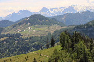 Frühling auf der Postalm im Salzkammergut; Blick vom Wieslerhorn nach Süden zum Tennengebirge mit...