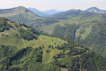 Obraz premium Salzkammergut-Berge im Frühling; Blick vom Wieslerhorn über die Zinkeneckalm auf Königsberger Horn und Zwölferhorn (rechts)