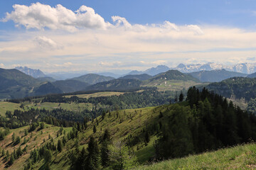 Wundervolle Alpenlandschaft im Salzkammergut; Blick vom Wieslerhorn nach Süden mit Gosaukamm und Tennengebirge am Horizont