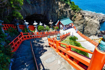 晴れ渡った日南海岸に突き出した鵜戸神宮（宮崎県日南市）