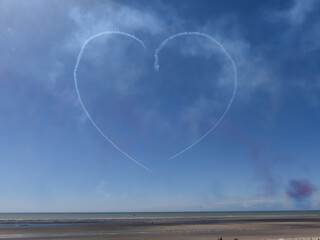 avion qui forme un coeur