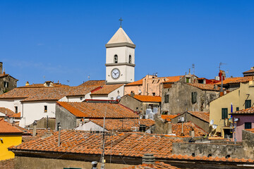 Fototapeta premium Capoliveri, Elba, Insel, Altstadt, Bergdorf, Kirche, Santa Maria, Assunta, Kirchturm, Häuser, Dächer, Sommer, Toskana, Toskanischer Archipel, Italien