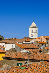 Fototapeta premium Capoliveri, Elba, Insel, Altstadt, Bergdorf, Kirche, Santa Maria Assunta, Kirchturm, Häuser, Dächer, Sommer, Italien