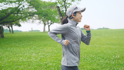 公園でランニングする女性