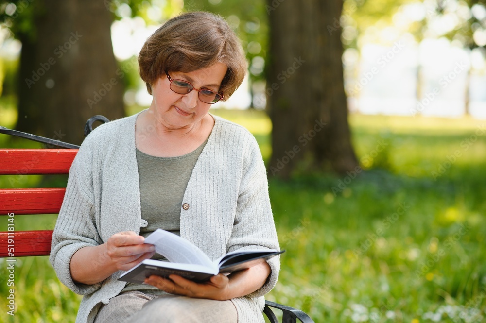 Poster Portrait of a happy Senior woman in summer park