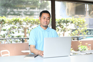 ノートパソコンを操作する男性スタッフ