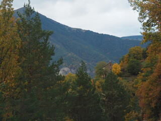 El oto&ntilde;o entre las monta&ntilde;as de Huesca, cerca de Ordesa. Espa&ntilde;a.