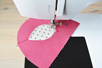 Cute bird zipper pouch working process: sewing machine, threads and applique pieces
