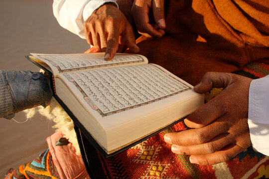 Tunisian beduin reading the Coran