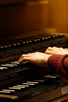 Organ player at Les Billettes Lutheran church, Paris