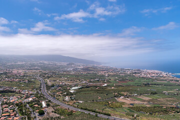 Fototapeta na wymiar Vista de paisaje con el Puerto de la Cruz de fondo y todo el valle de la Orotava, islas Canarias, Tenerife, España
