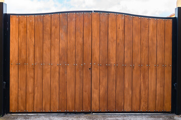 Puerta cerrada de madera , encasa casa de exterior