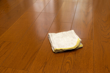 床の上に置かれた白の雑巾