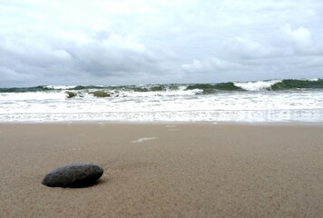 Fototapeta na wymiar kamień plaża i fale