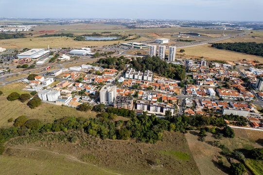Fotografia a&eacute;rea da cidade de Paul&iacute;nia, interior de S&atilde;o Paulo. Casas, pr&eacute;dios e parques na charmosa cidade interiorana. 