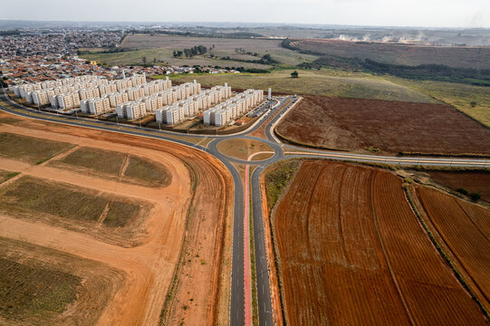Fotografia a&eacute;rea da cidade de Paul&iacute;nia, interior de S&atilde;o Paulo. Casas, pr&eacute;dios e parques na charmosa cidade interiorana. 